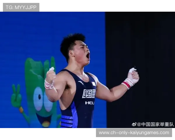 举重小将破纪录后大吼，震得麦克风破音
